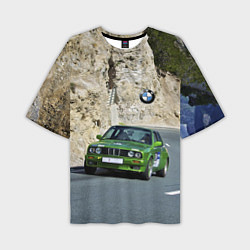 Мужская футболка оверсайз Зелёная бэха на горной дороге