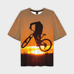 Мужская футболка оверсайз Велосипедист на закате
