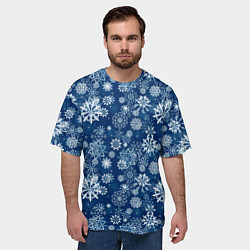 Футболка оверсайз мужская Snowflakes on a blue background, цвет: 3D-принт — фото 2