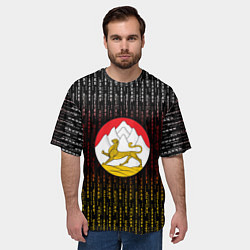 Футболка оверсайз мужская Герб Осетии на фоне надписей, цвет: 3D-принт — фото 2