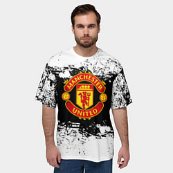 Футболка оверсайз мужская Манчестер Юнайтед черно белые краски лого, цвет: 3D-принт — фото 2