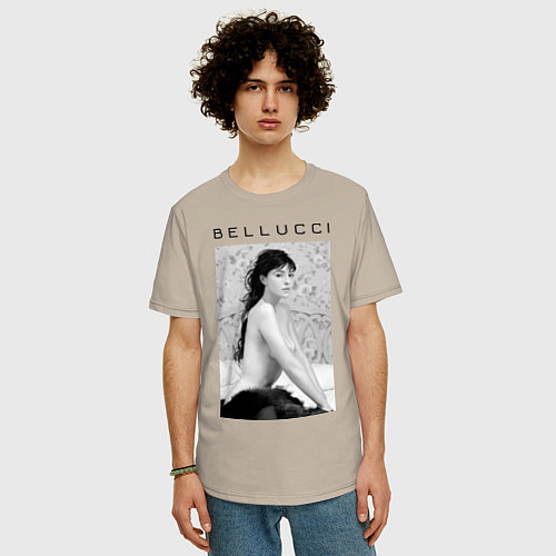 Мужская футболка оверсайз Monica Bellucci: Romantic / Миндальный – фото 3