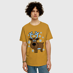 Футболка оверсайз мужская Олень и снежинки, цвет: горчичный — фото 2