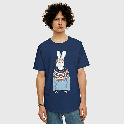 Мужская футболка оверсайз Кролик в свитере и очках / Тёмно-синий – фото 3