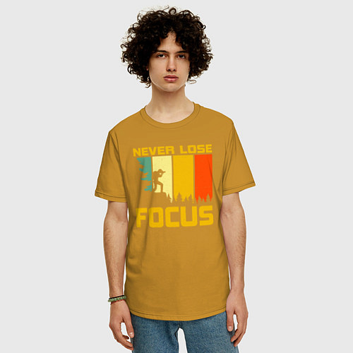 Мужская футболка оверсайз Никогда не теряйте фокус / Горчичный – фото 3