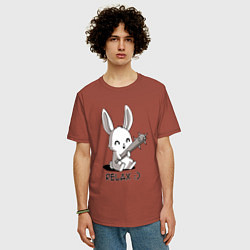 Футболка оверсайз мужская Милый зайчик с дубинкой, цвет: кирпичный — фото 2
