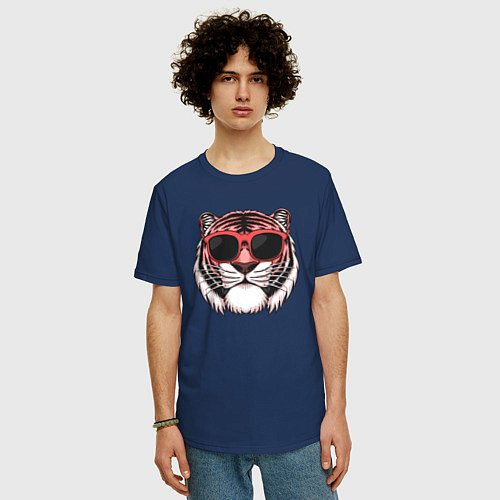 Мужская футболка оверсайз Модный тигр в очках / Тёмно-синий – фото 3