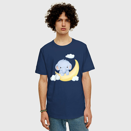 Мужская футболка оверсайз Милый Слонёнок На Месяце С Облаками / Тёмно-синий – фото 3