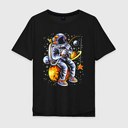 Футболка оверсайз мужская Космонавт, сидящий на луне с удочкой An astronaut, цвет: черный