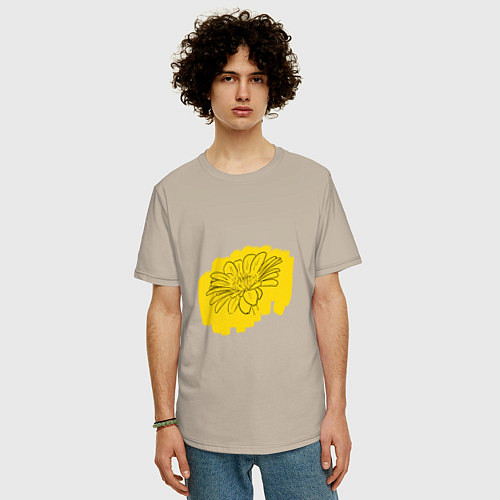 Мужская футболка оверсайз Гербера на желтом фоне / Миндальный – фото 3