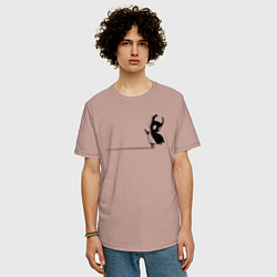 Футболка оверсайз мужская Hollow Knight на краю, цвет: пыльно-розовый — фото 2