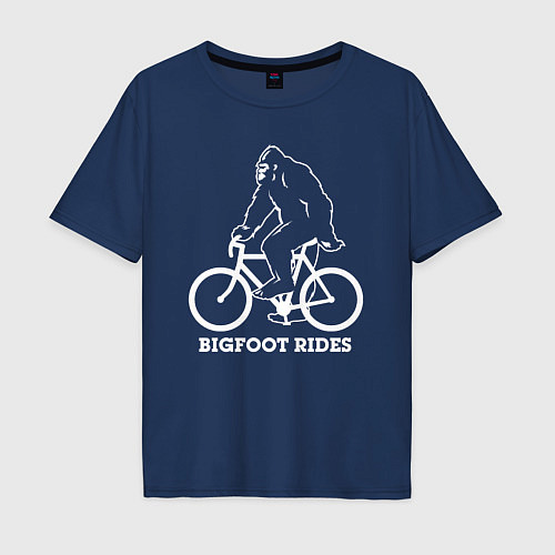 Мужская футболка оверсайз Бигфут на велосипеде / Тёмно-синий – фото 1