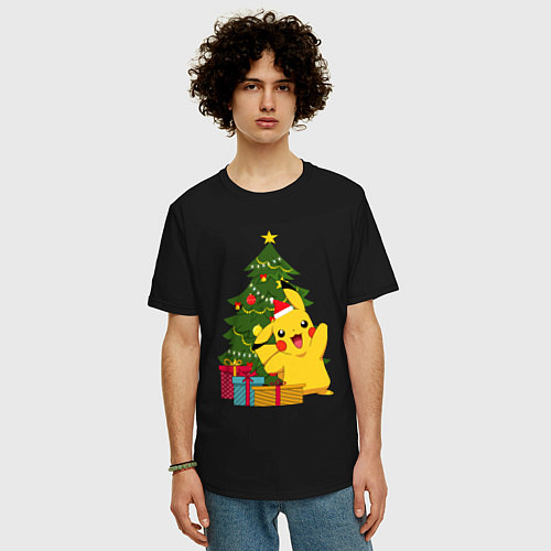 Мужская футболка оверсайз Новогодний Пикачу и елка / Черный – фото 3