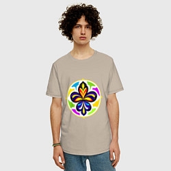 Футболка оверсайз мужская Гербовая лилия в цветовой абстракции, цвет: миндальный — фото 2