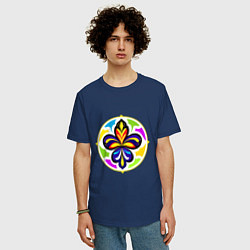 Футболка оверсайз мужская Гербовая лилия в цветовой абстракции, цвет: тёмно-синий — фото 2