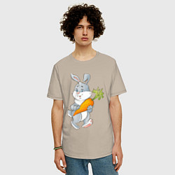 Футболка оверсайз мужская Мультяшный заяц с морковкой, цвет: миндальный — фото 2