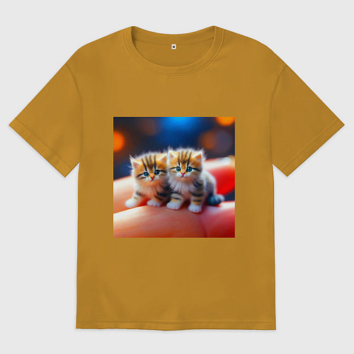Мужская футболка оверсайз Два милых пушистых котика сидят на ладони / Горчичный – фото 1