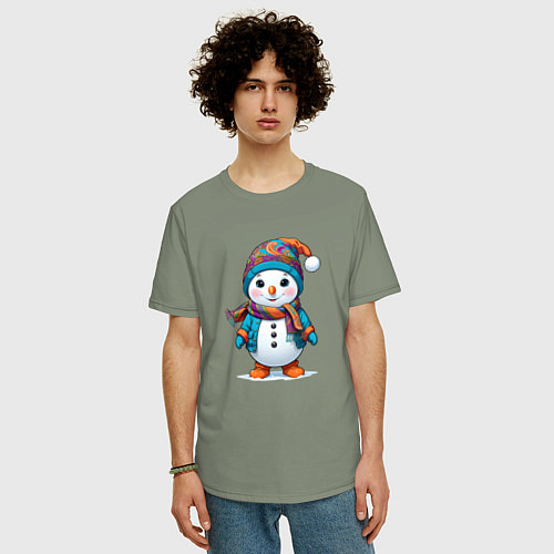 Мужская футболка оверсайз Снеговик в шапочке и с шарфом / Авокадо – фото 3
