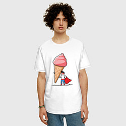 Футболка оверсайз мужская Забавный супермен держит огромный рожок мороженого, цвет: белый — фото 2