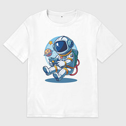 Футболка оверсайз мужская Космонавт играет на приставке, цвет: белый