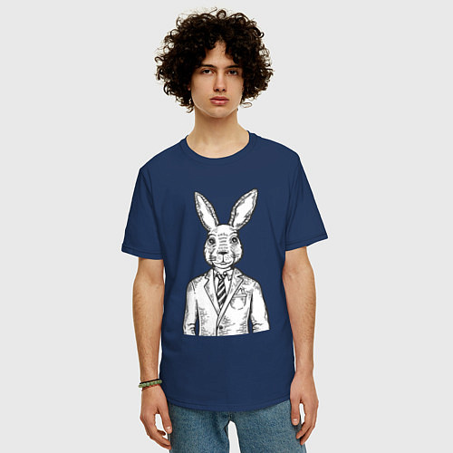 Мужская футболка оверсайз Кролик в костюме / Тёмно-синий – фото 3