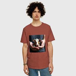 Футболка оверсайз мужская Красивая мини корова в руках, цвет: кирпичный — фото 2