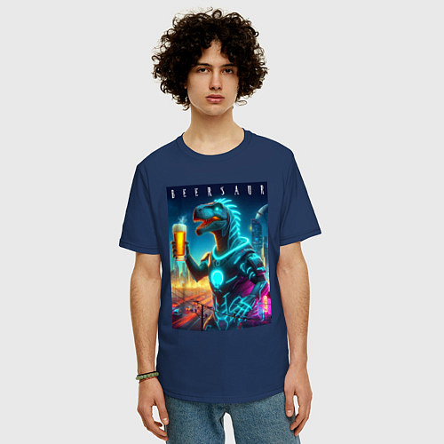 Мужская футболка оверсайз Дино с кружкой пива в Мегаполисе - нейроарт / Тёмно-синий – фото 3