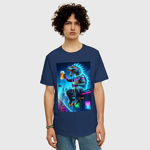 Мужская футболка оверсайз Чувак Дино сидит на крыше небоскрёба с кружкой пив / Тёмно-синий – фото 3