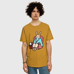 Футболка оверсайз мужская Заяц согревается с чашкой чая, цвет: горчичный — фото 2