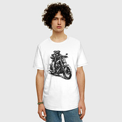 Футболка оверсайз мужская Ротвейлер байкер на мотоцикле чоппере, цвет: белый — фото 2