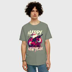 Футболка оверсайз мужская Happy New Year Santa Claus with weapon, цвет: авокадо — фото 2