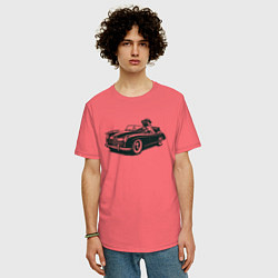 Футболка оверсайз мужская Мопс на ретро автомобиле, цвет: коралловый — фото 2