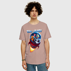 Футболка оверсайз мужская Том и Джерри - космическое приключение, цвет: пыльно-розовый — фото 2