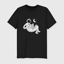 Мужская slim-футболка Читающий астронавт