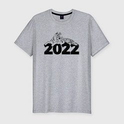 Мужская slim-футболка Новогодний Тигр лежит на цифре 2022