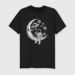 Мужская slim-футболка Космонавт, сидящий на луне, пьёт чай с плюшками An