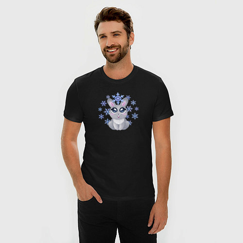Мужская slim-футболка Милый зайчонок смотрит на снежинку / Черный – фото 3