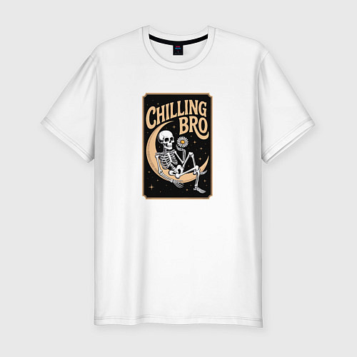 Мужская slim-футболка Скелет сидит на полумесяце и держит ромашку / Белый – фото 1