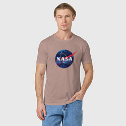 Футболка хлопковая мужская NASA: Cosmic Logo, цвет: пыльно-розовый — фото 2