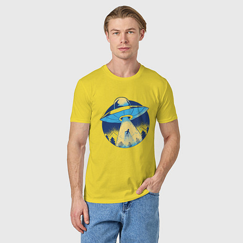 Мужская футболка Похищение пришельцами в лесу / Желтый – фото 3