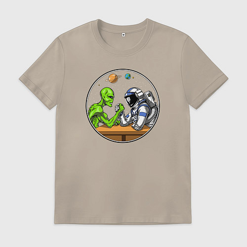 Мужская футболка Армрестлинг пришелец против космонавта / Миндальный – фото 1