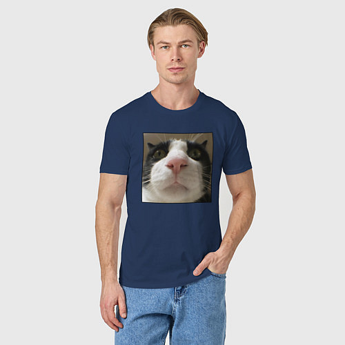 Мужская футболка Задумчивый кот / Тёмно-синий – фото 3