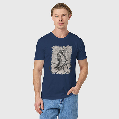 Мужская футболка Городской котик на велике / Тёмно-синий – фото 3