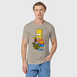 Футболка хлопковая мужская Барт Симпсон разбирает свой рюкзак, цвет: миндальный — фото 2