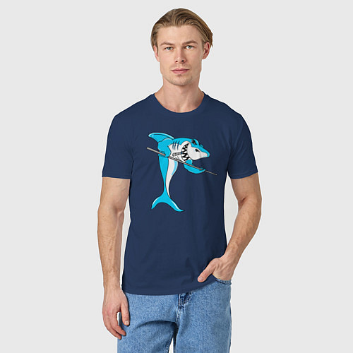 Мужская футболка Акула играет в бильярд / Тёмно-синий – фото 3
