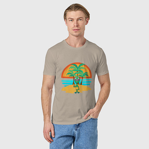 Мужская футболка Пришелец на пляже / Миндальный – фото 3