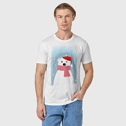 Футболка хлопковая мужская Мультяшный белый медведь в красной шапке с шарфом, цвет: белый — фото 2