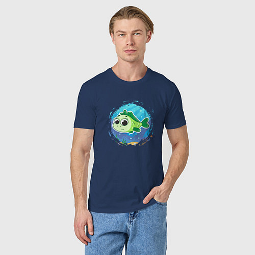 Мужская футболка Мультяшная зелёная рыбка / Тёмно-синий – фото 3