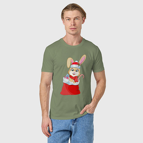 Мужская футболка Зайчик в мешке с подарками / Авокадо – фото 3
