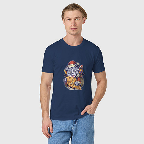 Мужская футболка Новогодний котик с рыбкой / Тёмно-синий – фото 3